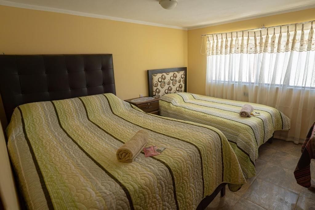 Chambre familiale, salle de bain privée | Accès au Wi-Fi (inclus)