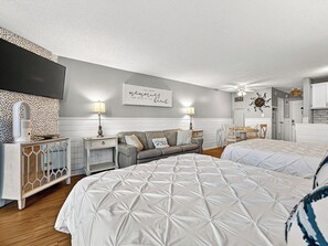 Room - Beachside Studio: Updated, Ground Floor near Tootsie's wPool, Patio, Free Chairs (Panama City Beach)
