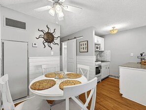 Dining - Beachside Studio: Updated, Ground Floor near Tootsie's wPool, Patio, Free Chairs (Panama City Beach)