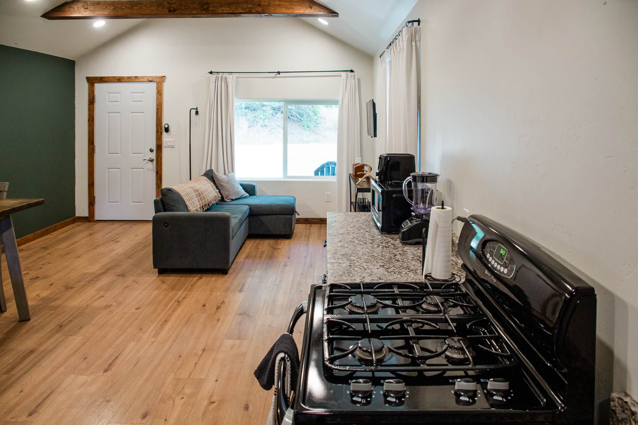 Una cocina compacta con estufa a gas, cafetera y tostadora.
