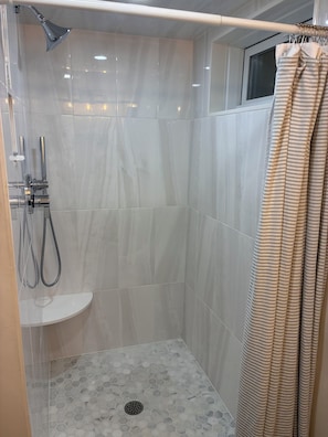 Een douche, een haardroger, handdoeken, zeep