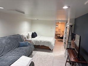 2 slaapkamers, een bureau, internet, beddengoed