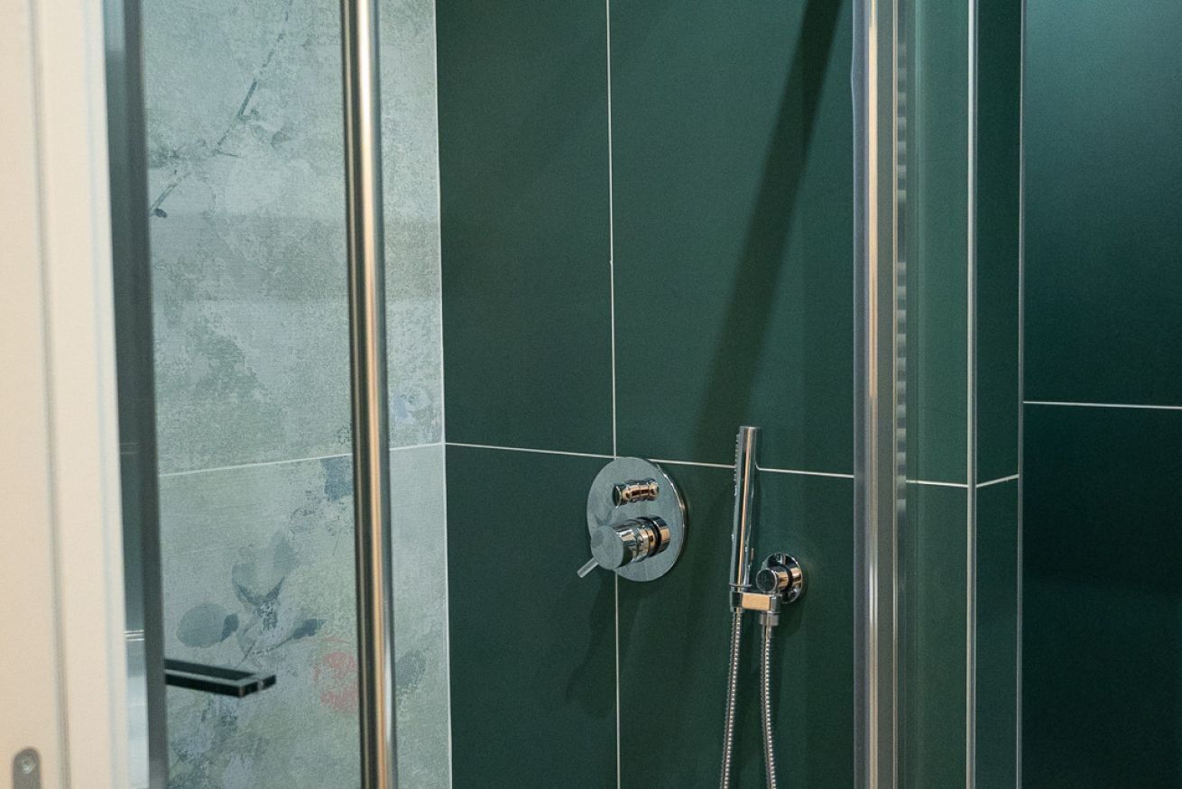 Shower, bidet, towels