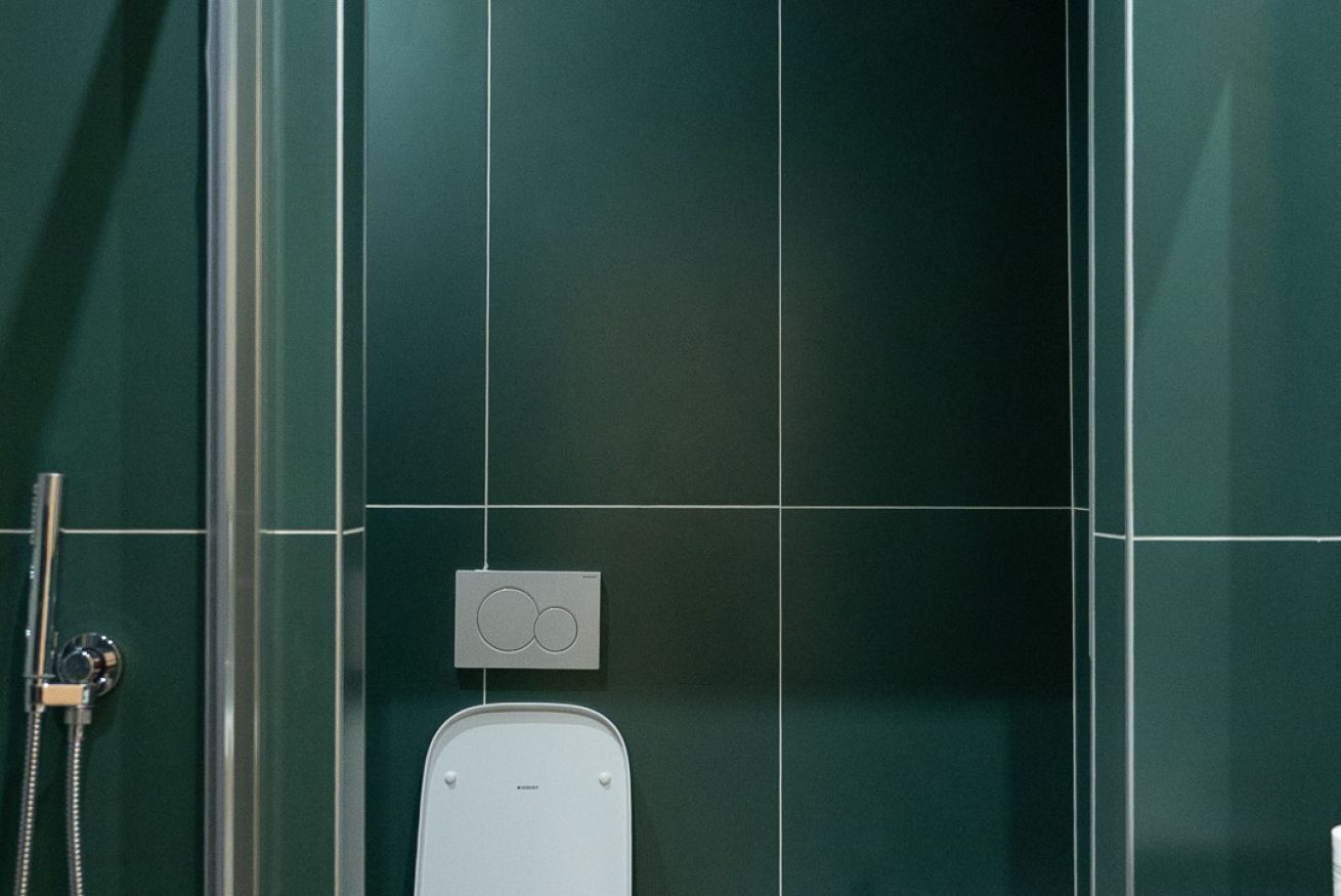 Een douche, een bidet, handdoeken
