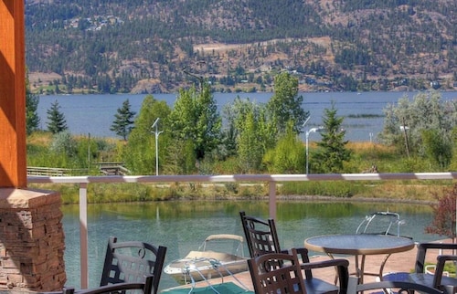 Spacious Waterfront Condo! Walk to Downtown
