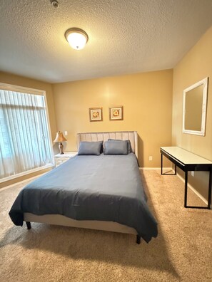 Room - Spacious Waterfront Condo! Walk to Downtown (Kelowna)
