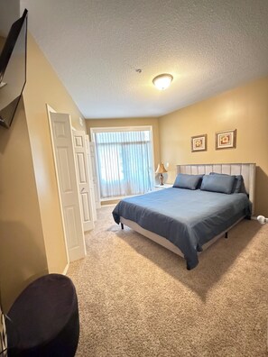 Room - Spacious Waterfront Condo! Walk to Downtown (Kelowna)