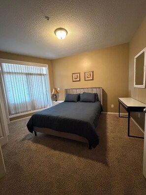 Room - Spacious Waterfront Condo! Walk to Downtown (Kelowna)