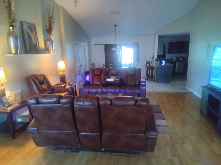 Stunning Lovely Large 3-bedroom House, Large Backyard, Back Porch, & Garage. - Ocala, FL