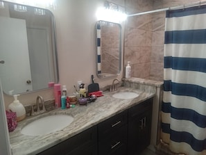 Regadera, jabón, papel de baño 