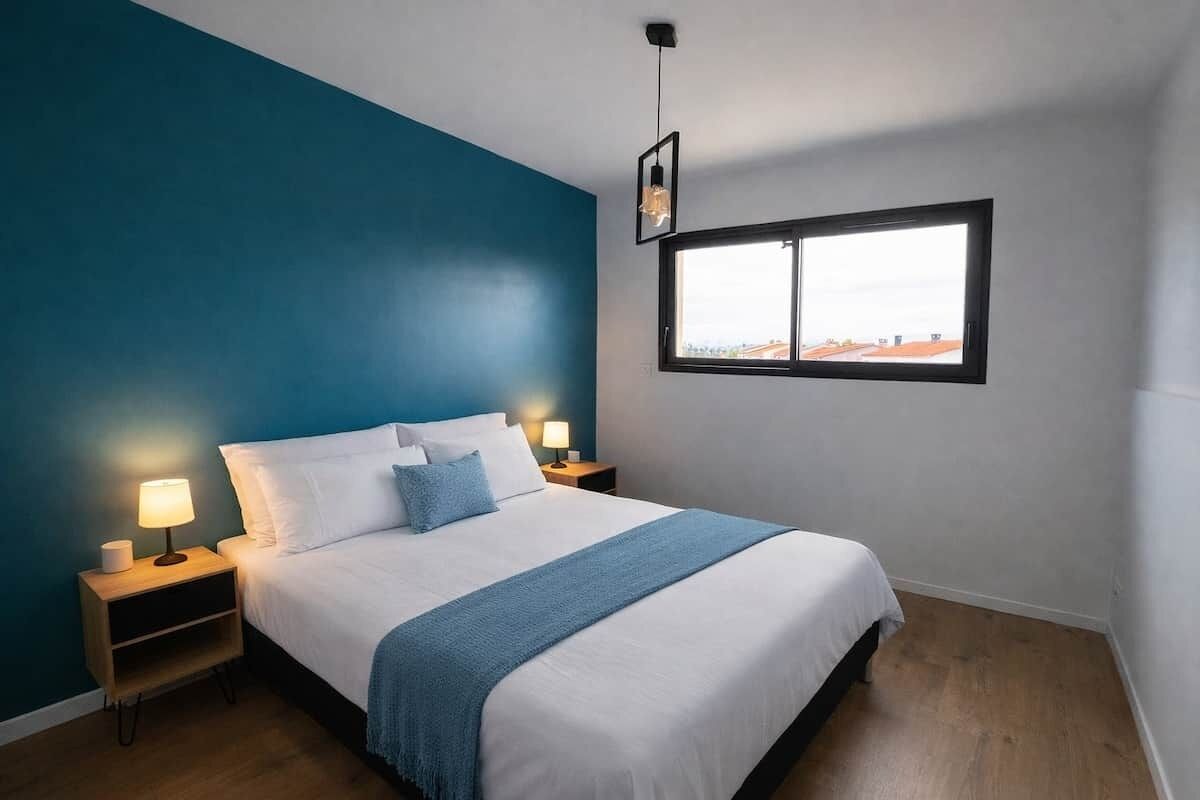 Tabla de planchar con plancha, wifi y ropa de cama 