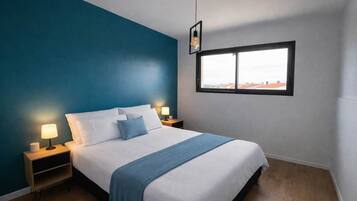 Tabla de planchar con plancha, wifi y ropa de cama