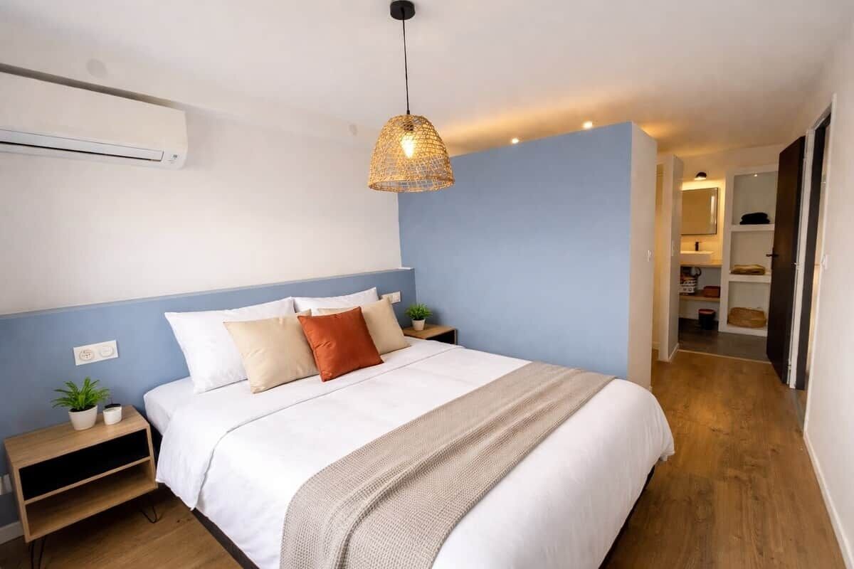 Iron/ironing board, WiFi, bed sheets