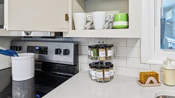 Fridge, microwave, stovetop, dishwasher