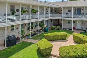 Exterior - Modern Apartment near The Domain (Austin)
