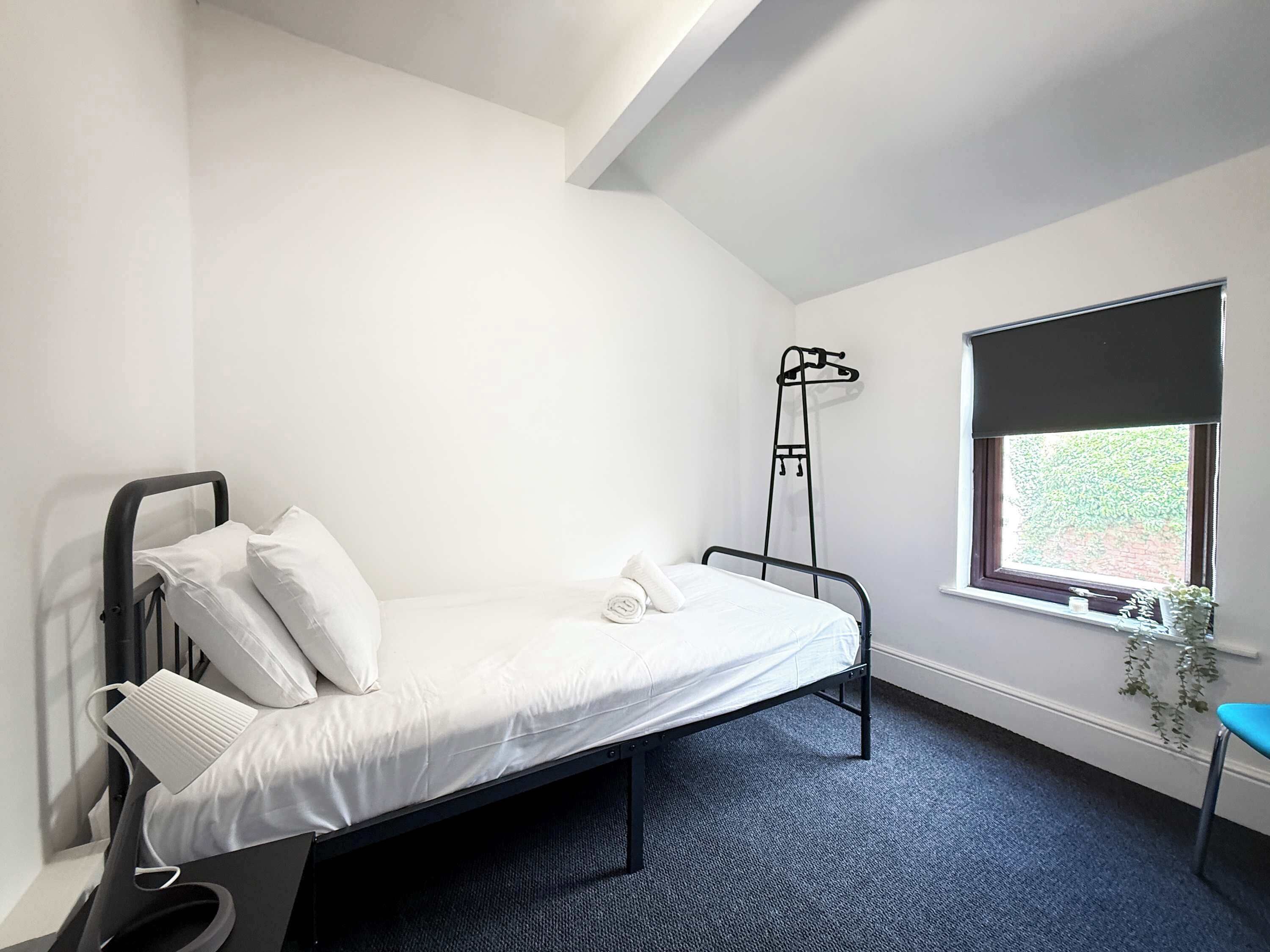 Iron/ironing board, bed sheets