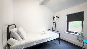 Iron/ironing board, bed sheets