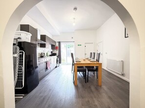 Fridge, microwave, oven, stovetop - Comfortable Single Room in Wigan House Share (Wigan)