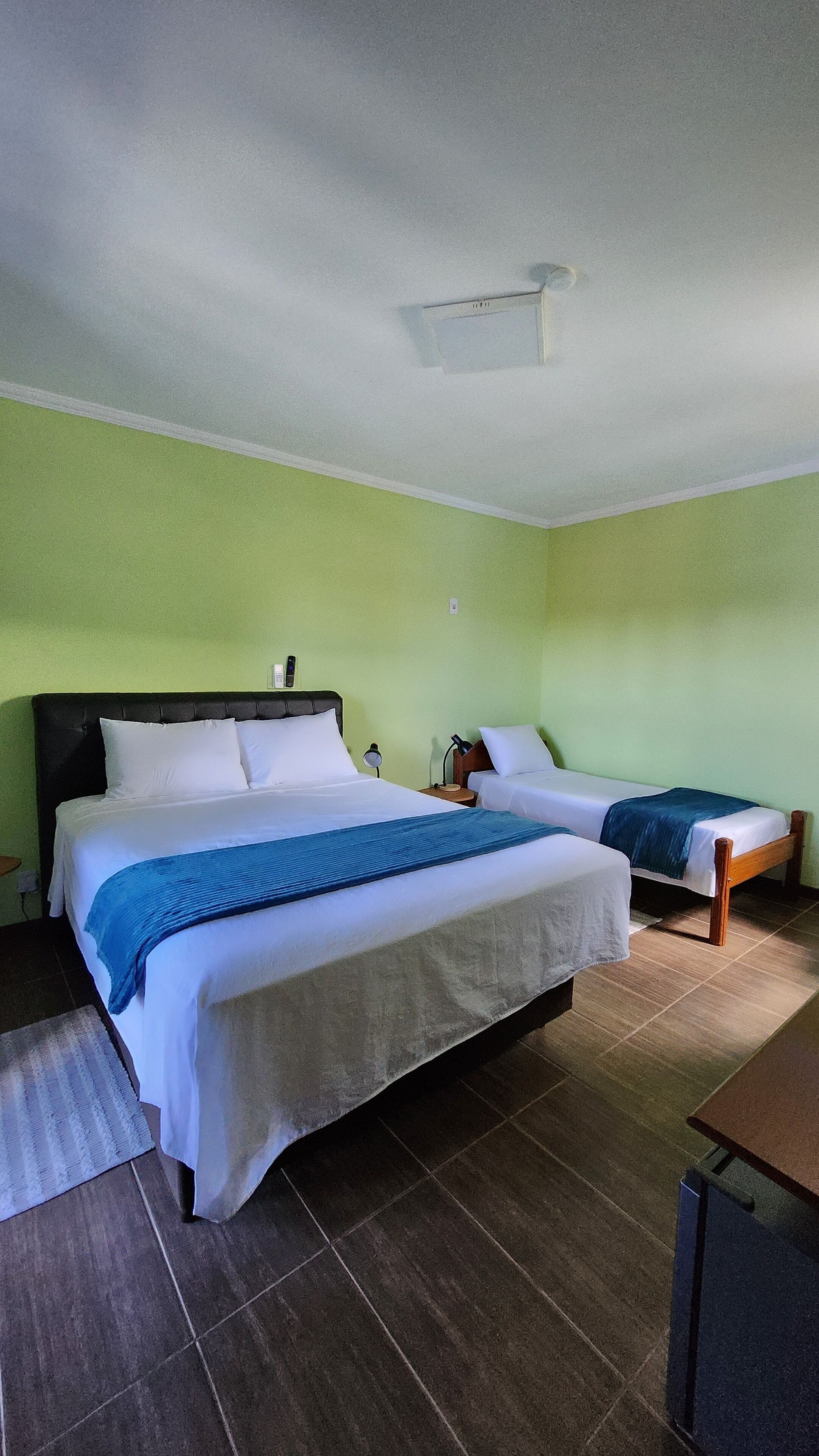 Dreibettzimmer, Balkon, Blick auf den Innenhof | Kostenloses WLAN