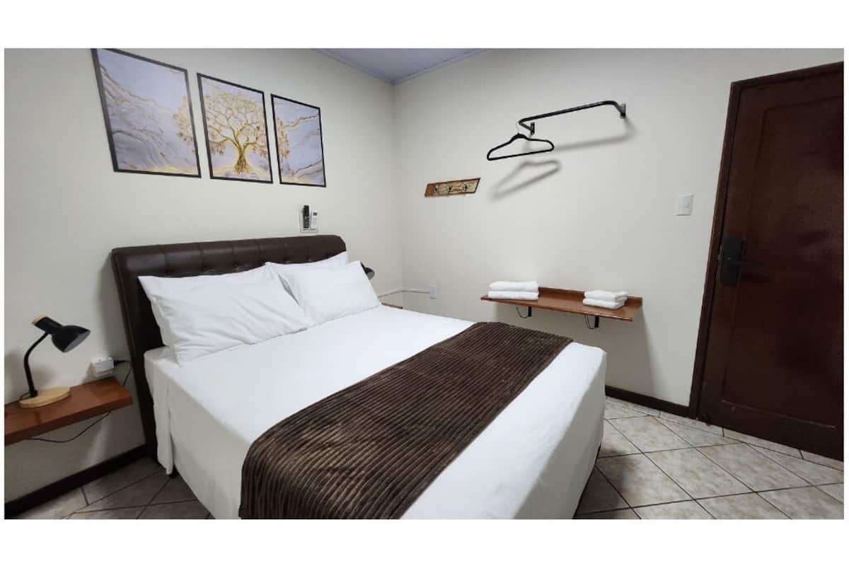 Room 4 (Double) | Escritorio, espacio para trabajar con laptop y wifi gratis