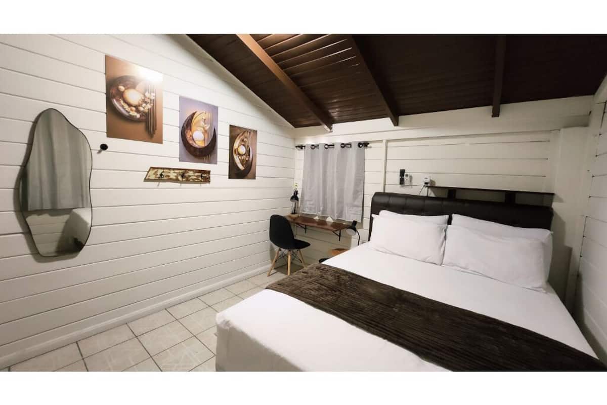 Room 2 (Double) | Escritorio, espacio para trabajar con laptop y wifi gratis