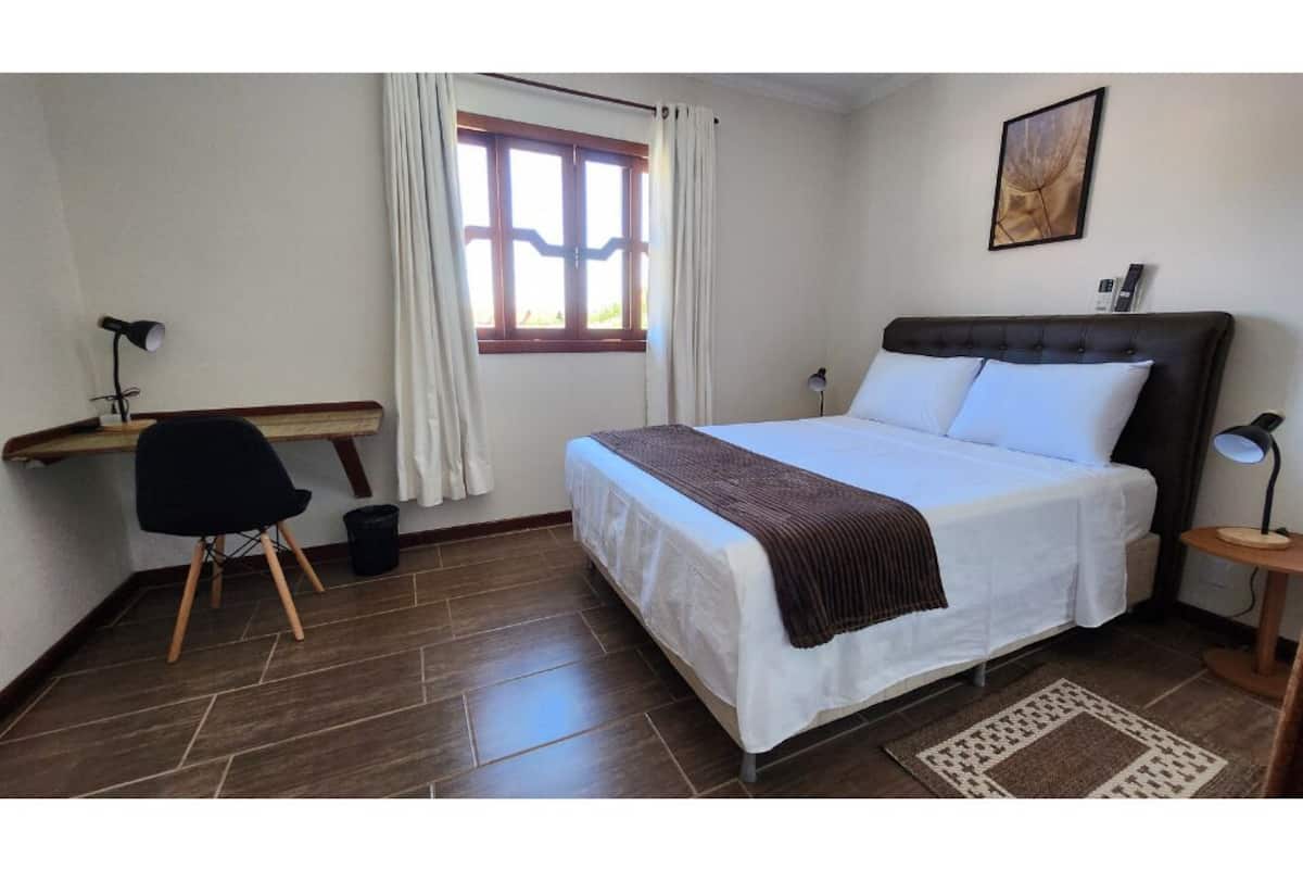 Room 7 suite (Double), with Hot Tub | Escritorio, espacio para trabajar con laptop y wifi gratis