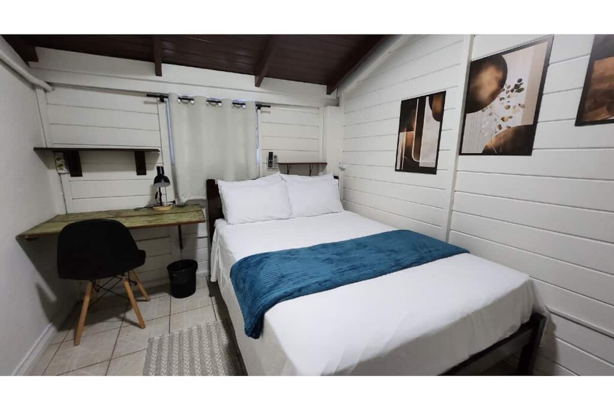 Room 1 (Double) | Escritorio, espacio para trabajar con laptop y wifi gratis