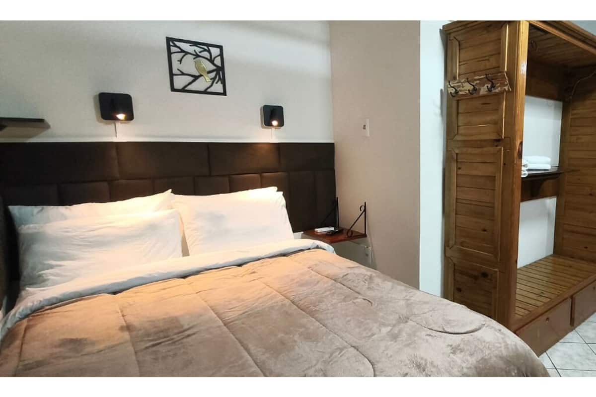 Room 5 (Double), with Kitchen | Escritorio, espacio para trabajar con laptop y wifi gratis