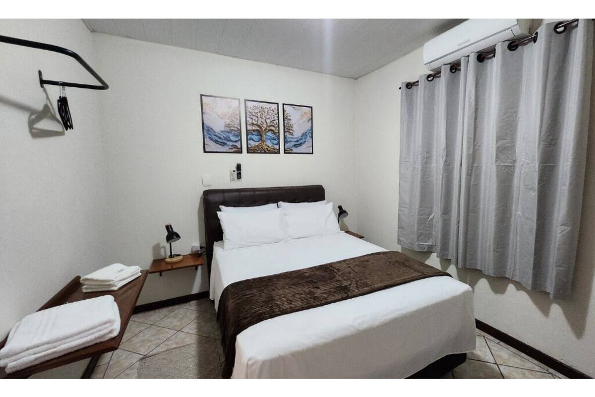 Room 3 (Double) | Escritorio, espacio para trabajar con laptop y wifi gratis