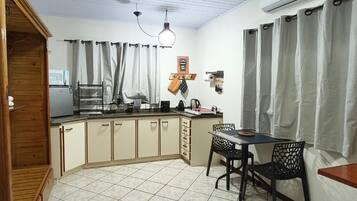 Room 5 (Double), with Kitchen | Dapur pribadi | Lemari es kecil dan microwave di ruangan umum