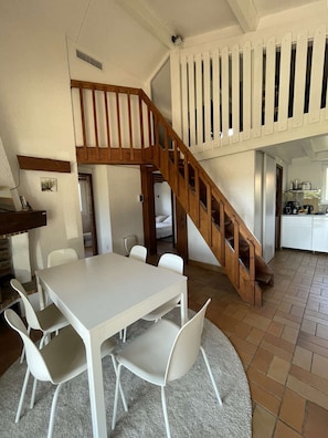 Dining - Hossegor – Villa between the lake and the ocean, within walking distance of the beach – Sleeps 6 – Wi-Fi and air conditioning (SOORTS HOSSEGOR)