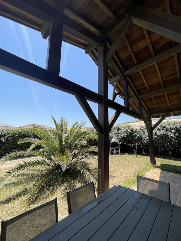 Outdoor dining - Hossegor – Villa between the lake and the ocean, within walking distance of the beach – Sleeps 6 – Wi-Fi and air conditioning (SOORTS HOSSEGOR)