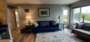Living area - Modern 2 bedroom, 2 full bathroom, with elevator in the heart of everything VB, (Virginia Beach)