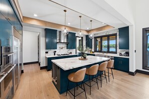 Coffee/tea maker, fridge, microwave, oven - Willow Landing w/Optional Boat Rental, Golf Simulator & Heated Pool (Troutman)