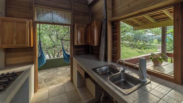 Honeymoon studio, uitzicht op het strand | Privékeuken | Een koffiezetapparaat/waterkoker, een waterkoker
