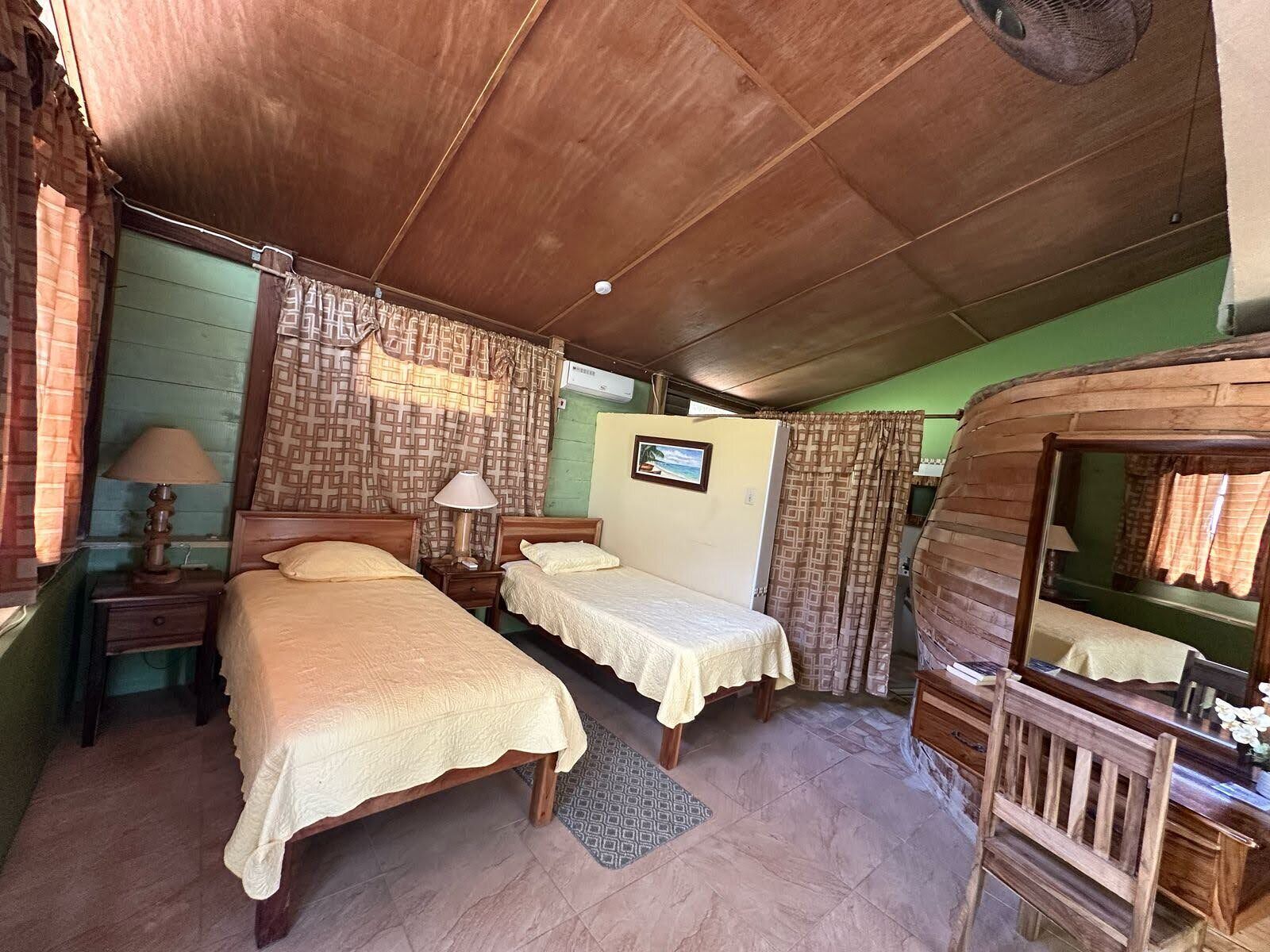  Victory Villa, 4 Bedroom, Partial A/C, Partial Sea View | Edredones de plumas, cortinas opacas, wifi gratis y ropa de cama