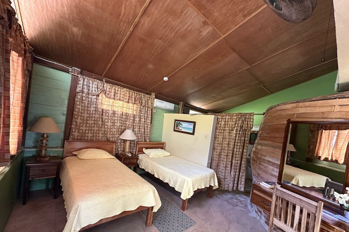Victory Villa, 4 Bedroom, Partial A/C, Partial Sea View | Edredón, cortinas blackout, wifi gratis y ropa de cama