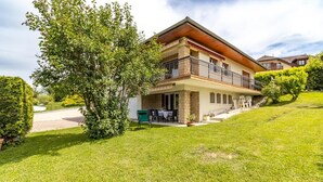 A two-story house with a balcony, a paved driveway, and a well-maintained lawn. - LES CIGALES - TRESSERVE (TRESSERVE)