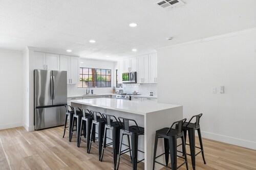 Marvelous 7-bedroom house with AC in vibrant Las Vegas