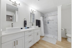 Douche, sèche-cheveux, serviettes fournies, savon