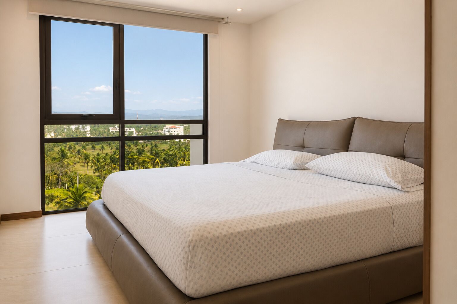 Caja fuerte, cortinas opacas, tabla de planchar con plancha