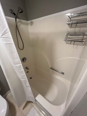Haartrockner, Handtücher, Seife, Toilettenpapier