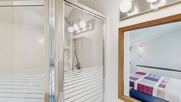 3 slaapkamers, een strijkplank/strijkijzer, wifi, beddengoed