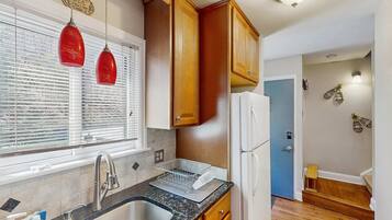Dishwasher, coffee/tea maker, toaster
