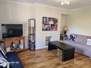 Smart TV, books - Perfect for Professionals,Visitors &Extended Stays near Qmc,Warhammer,University (Nottingham)
