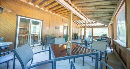 Spacious Lodge @Madawaska |Ideal for Groups|Trails