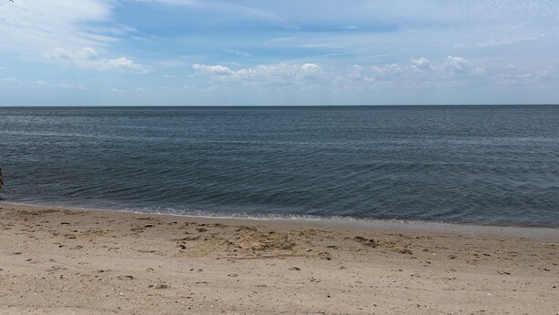 Una spiaggia con un litorale sabbioso e vista sull'oceano.