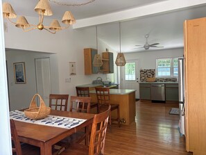 Dining - North Cape May charming beach house 3BRs with loft sleeps 8. Quick stroll to bay (Lower Township)