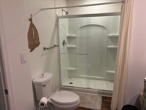 Bathroom - North Cape May charming beach house 3BRs with loft sleeps 8. Quick stroll to bay (Lower Township)