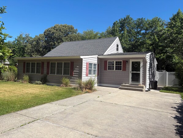 Exterior - North Cape May charming beach house 3BRs with loft sleeps 8. Quick stroll to bay (Lower Township)